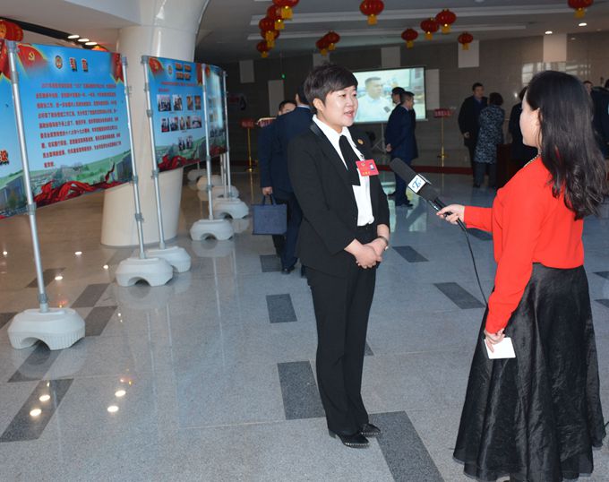 团结街道安抚社区书记王丽丽接受采访.JPG