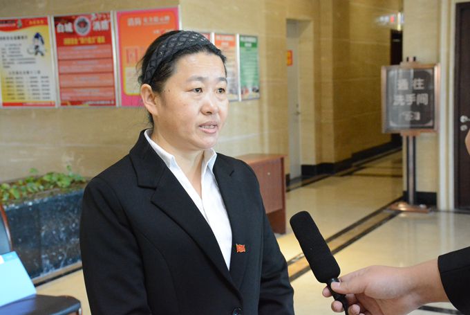 通达办事处通富社区书记李铁琴接受采访.JPG