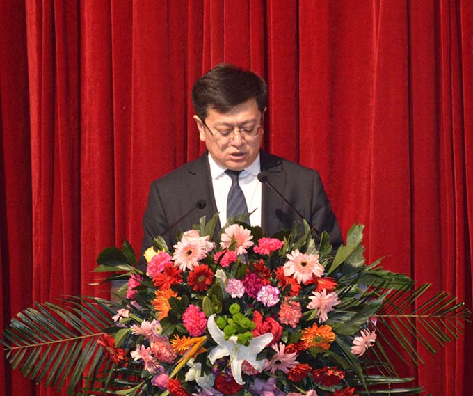 费书记修片.jpg