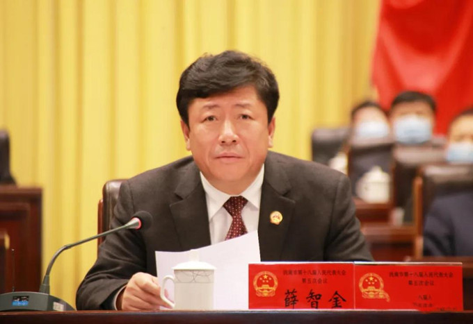 大会主席团常务主席薛智金主持会议.